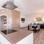 Luxe Penthouse - Prime Location By Seareen