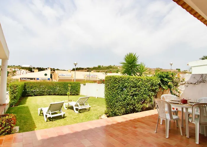 LovelyStay - Alto dos Caliços 2BR House with Garden