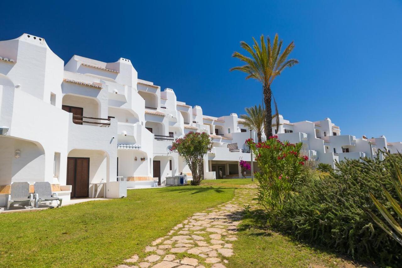 Family Holidays With Pool View *