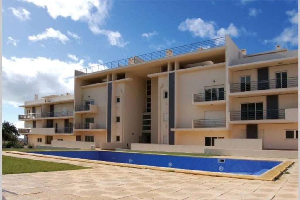 Apartment Modern 3 Bedroom Pool View. *