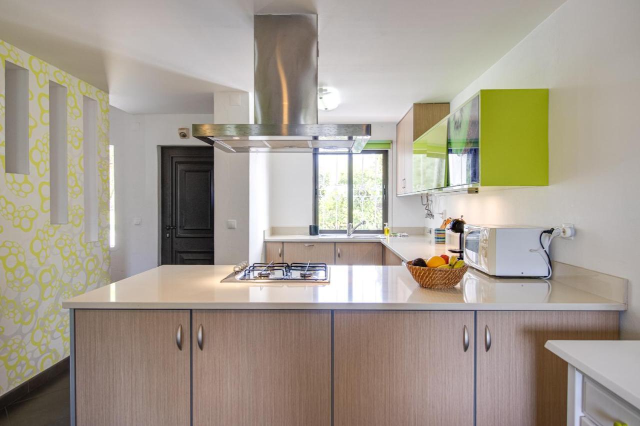 Seaside Retreat With Pool, Ac, And Fast Wi-fi Appartement