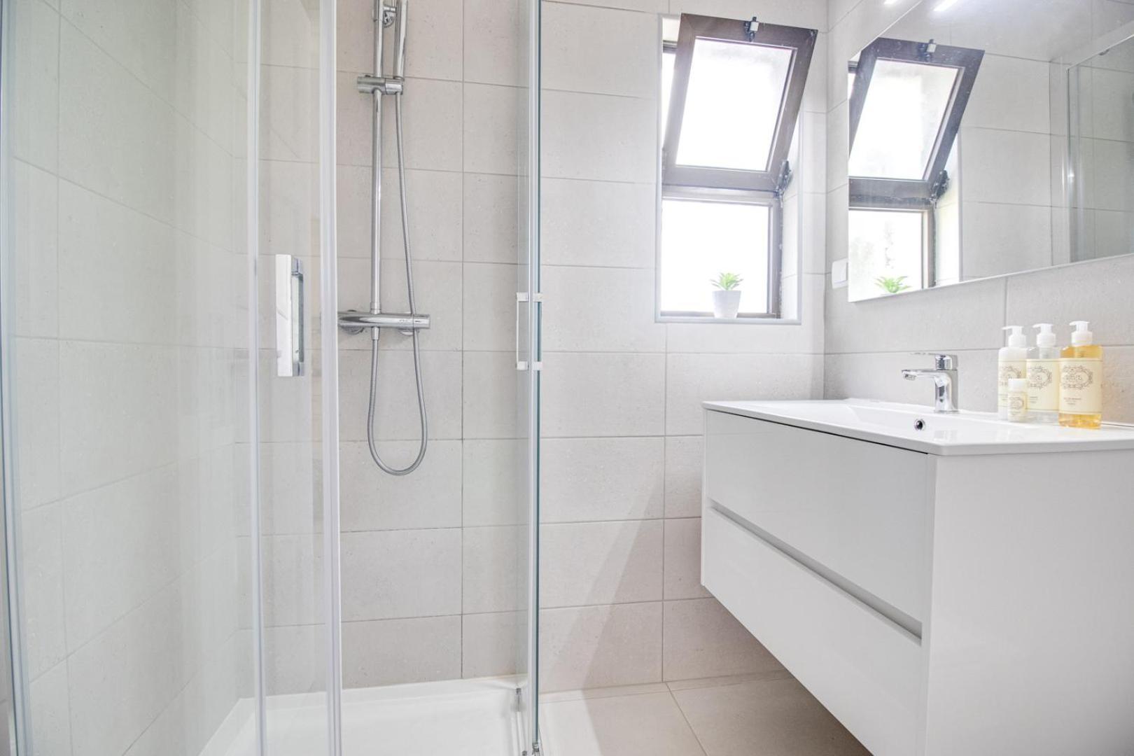 Modern Oasis 500m With Ac Wifi Pool Apartamento