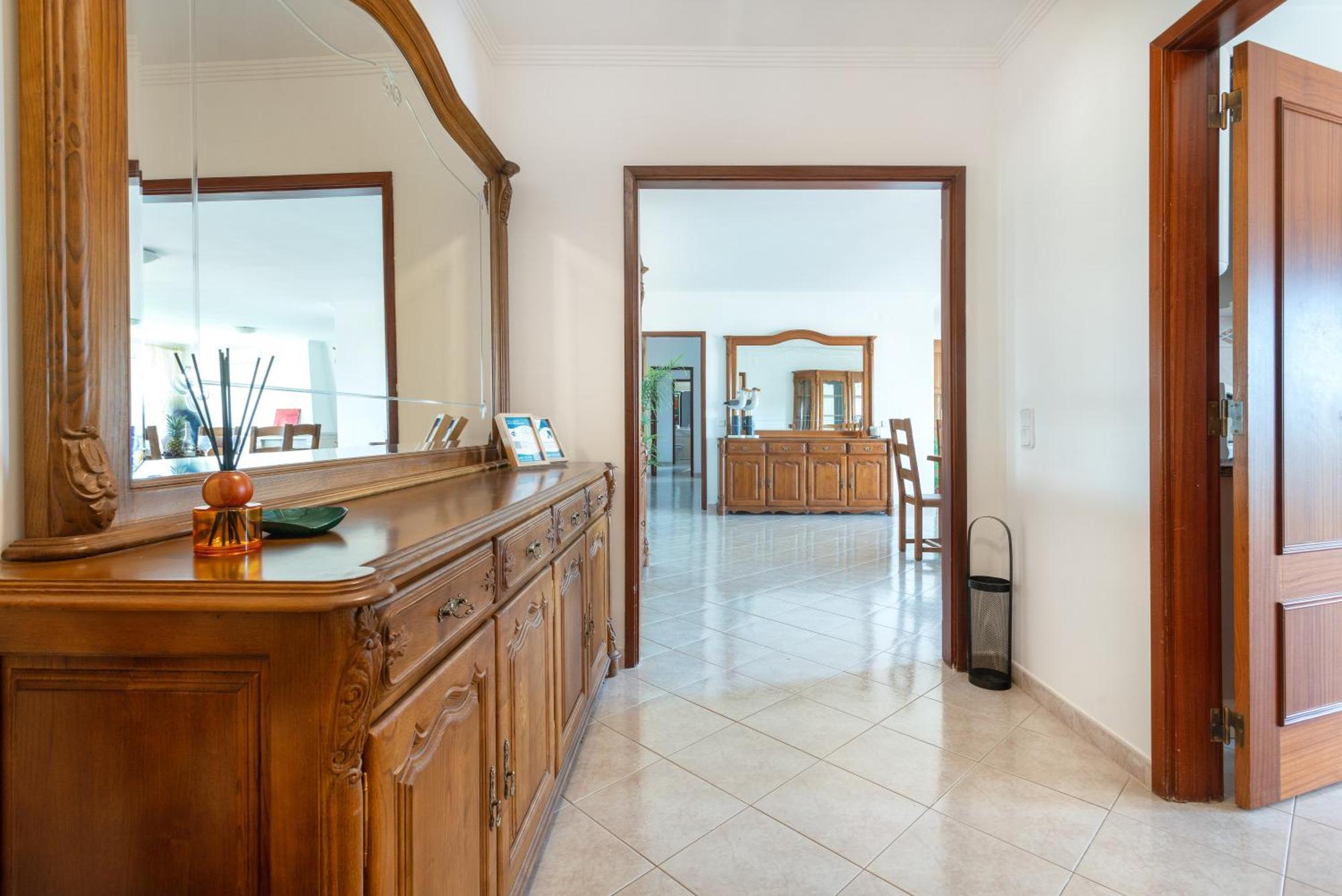 Homes Large Fully Equipped With 2 Bedrooms, Swimming Pool & Patio
