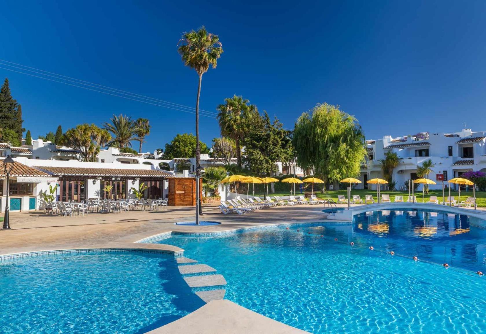 Family Holidays With Pool View Apartment