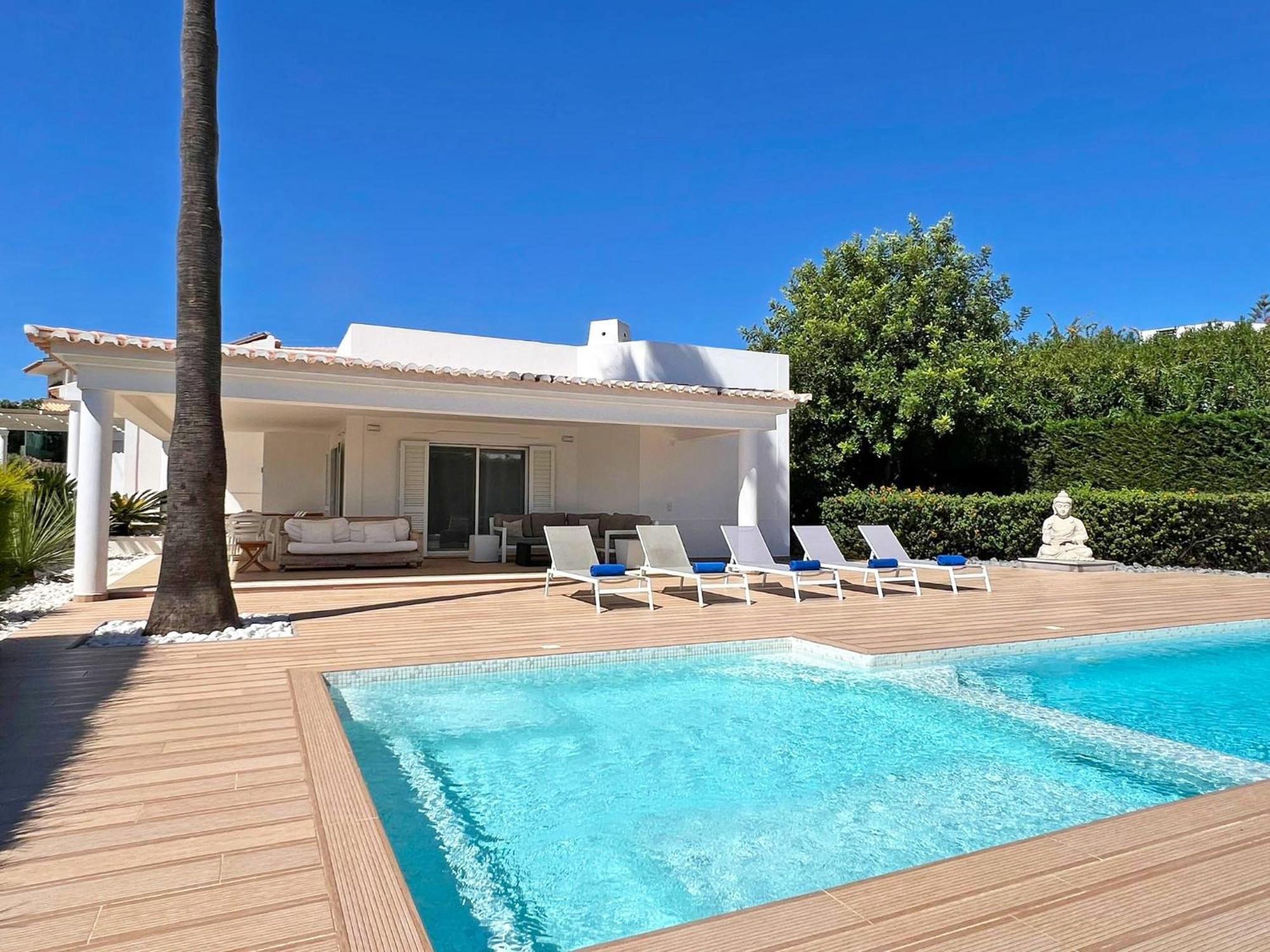 Villa Stunning 4-bedroom With Pool - Perfect For Families