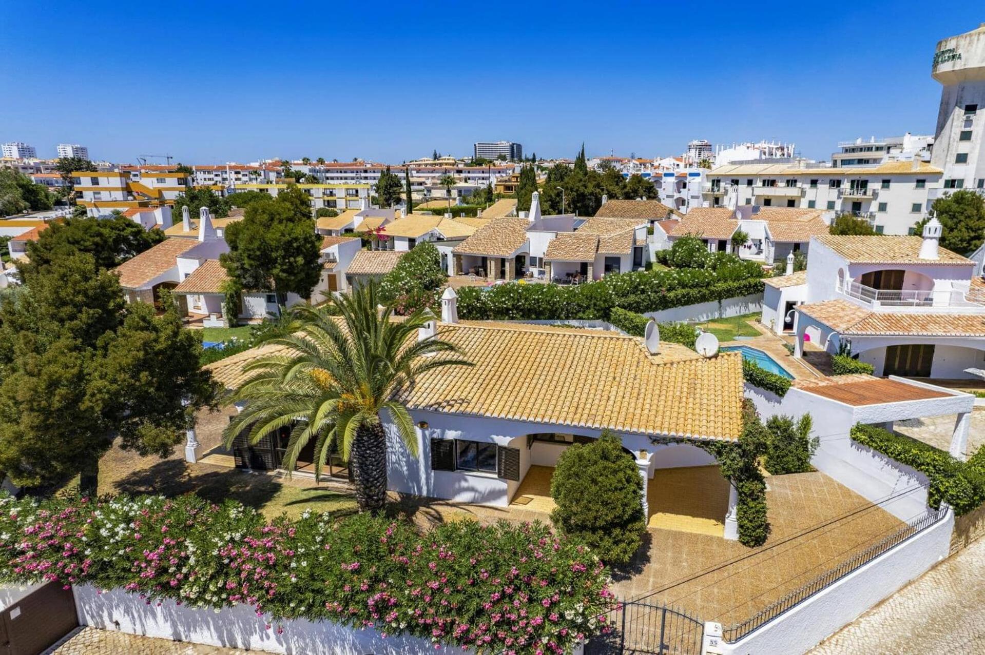 Aldeia By *
