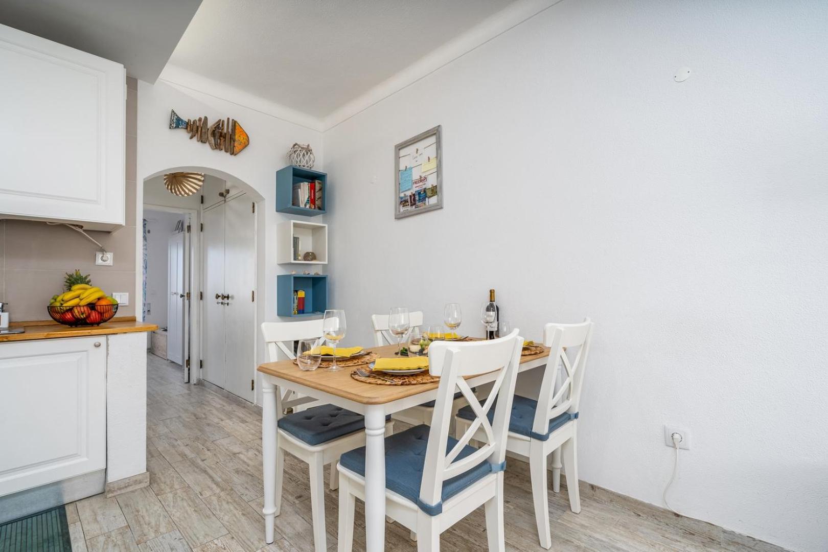 Hostwise - Seaside Charm Flat W/ Balcony Apartamento