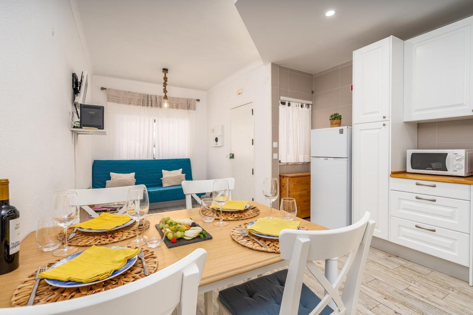 Apartamento Hostwise - Seaside Charm Flat W/ Balcony *