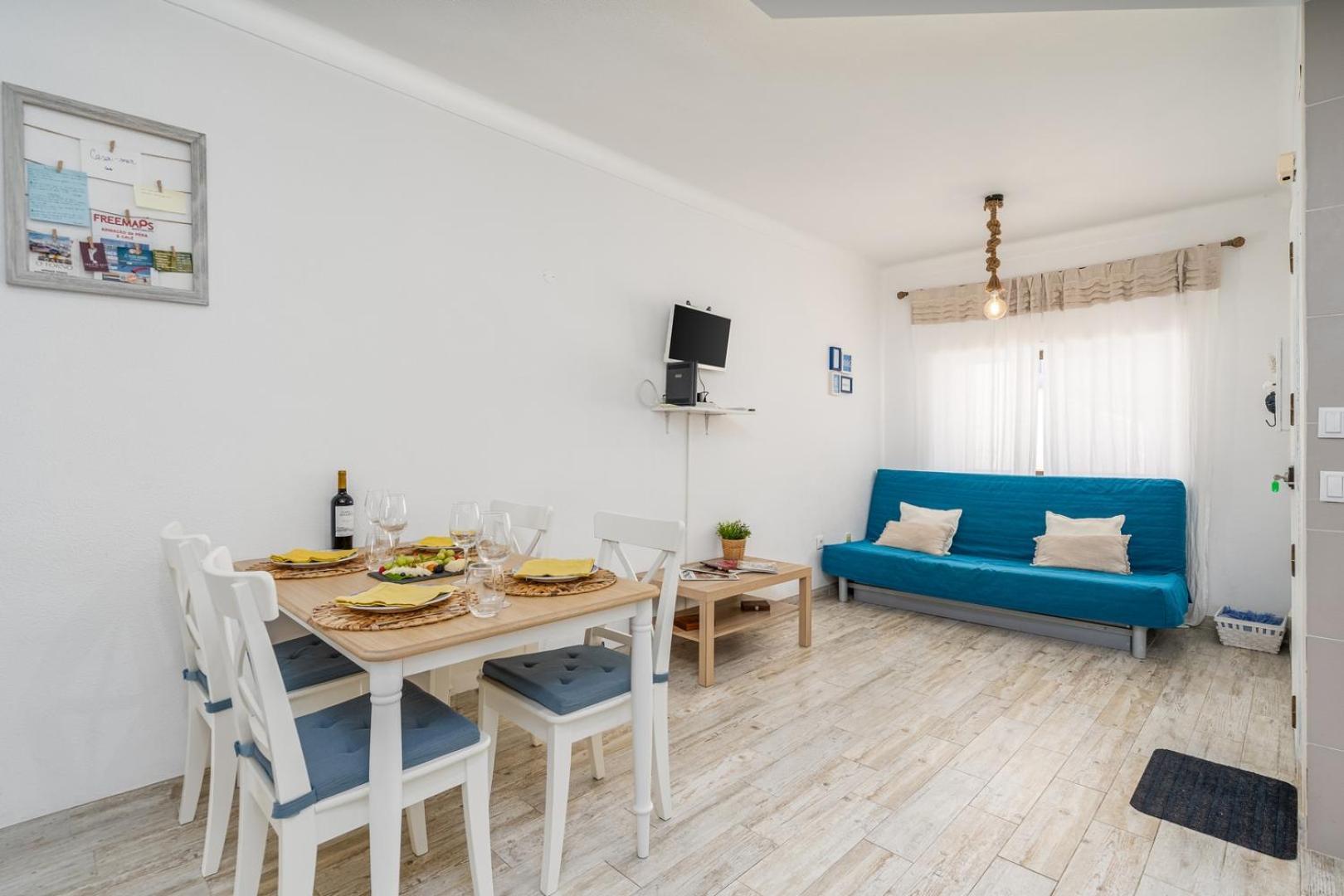 Apartamento Hostwise - Seaside Charm Flat W/ Balcony