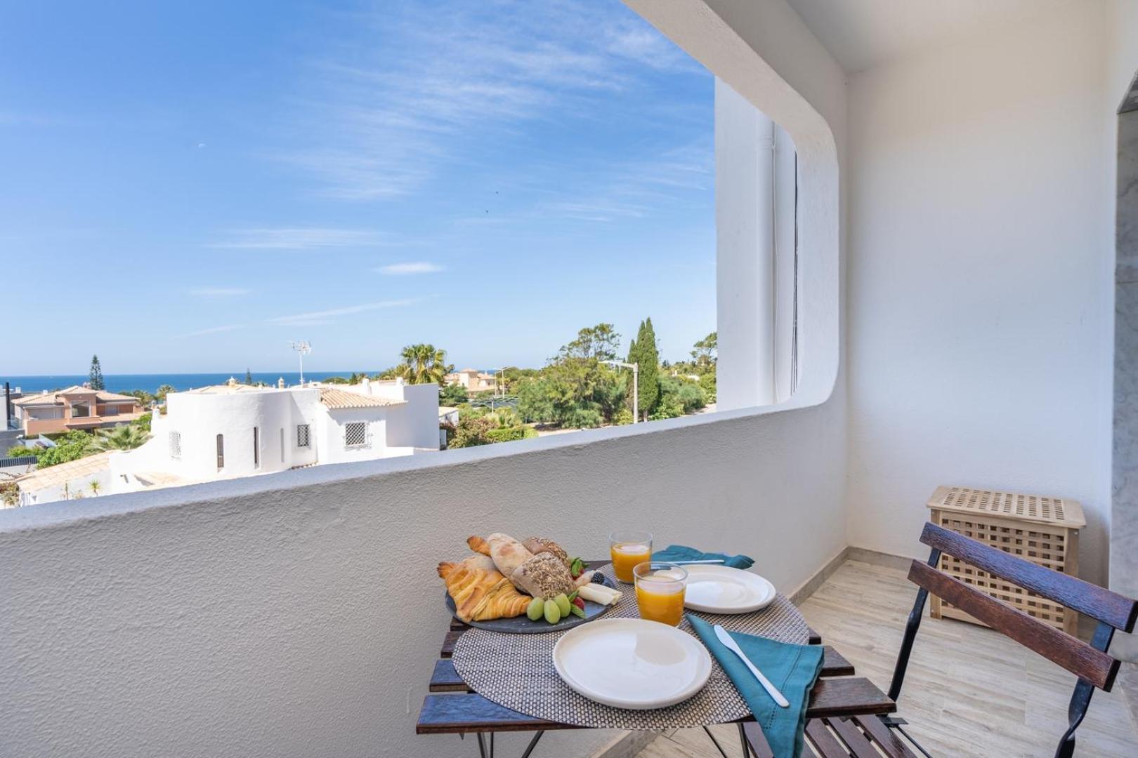 Hostwise - Seaside Charm Flat W/ Balcony *