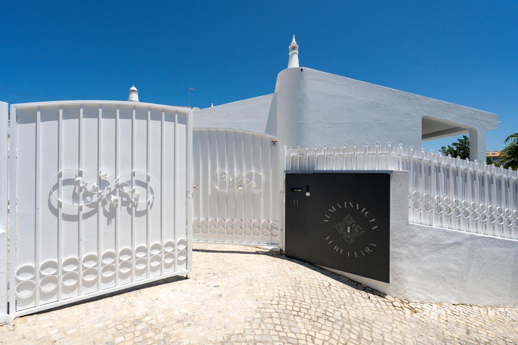 Alma Invicta Villa *