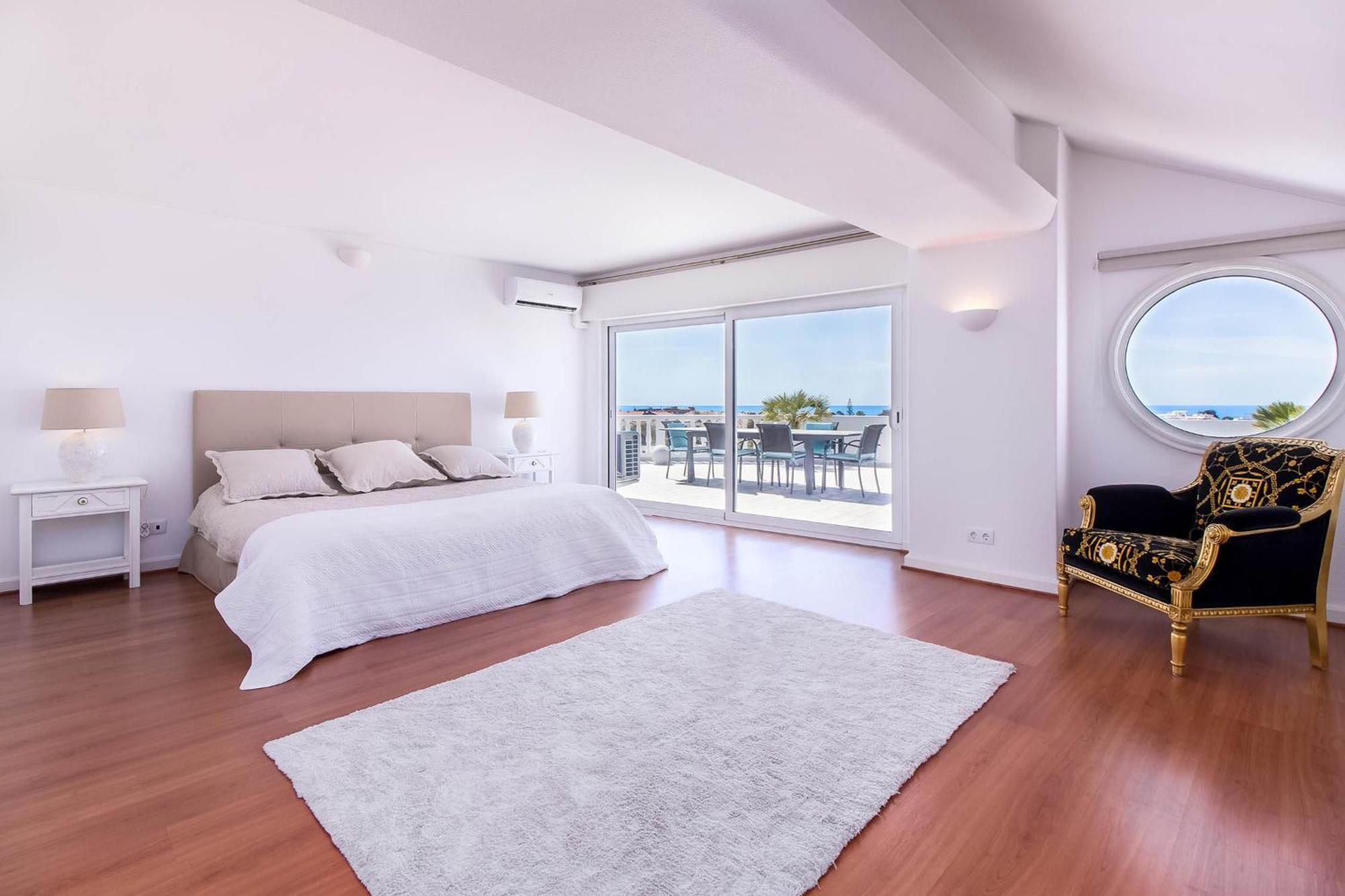 Luxe Penthouse - Prime Location By Seareen