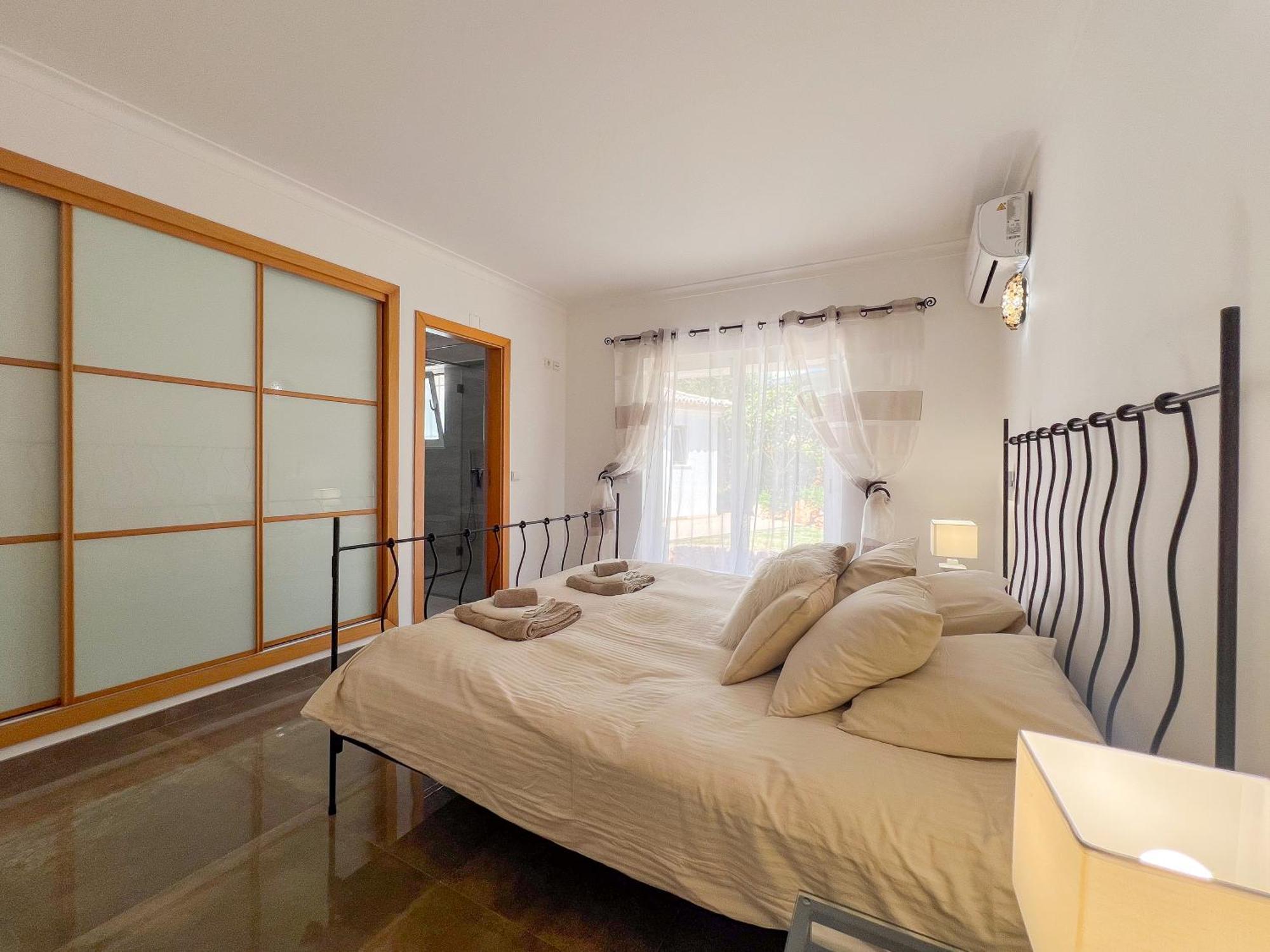 Stunning 4-bedroom With Pool - Perfect For Families