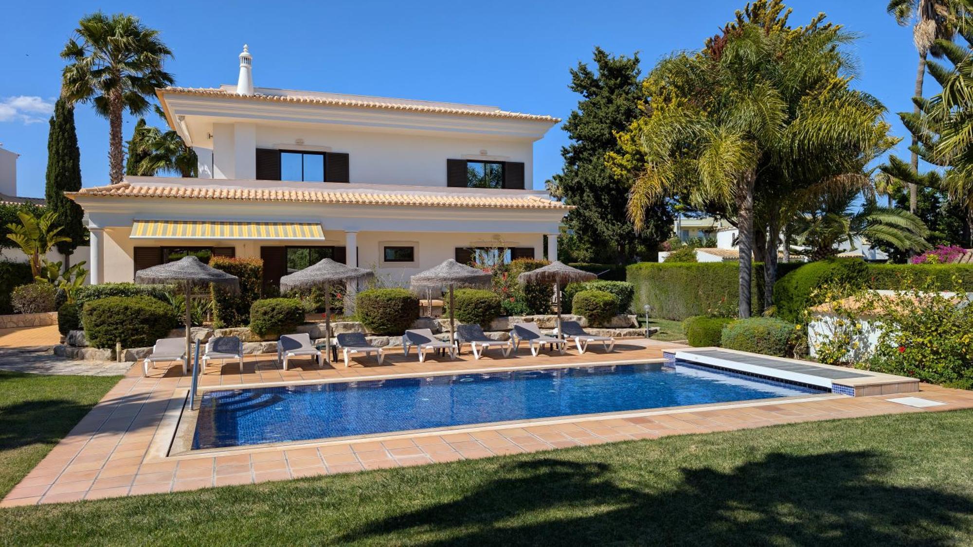 Casa Dos Pinheiros, Sesmarias, Albufeira Holiday home *