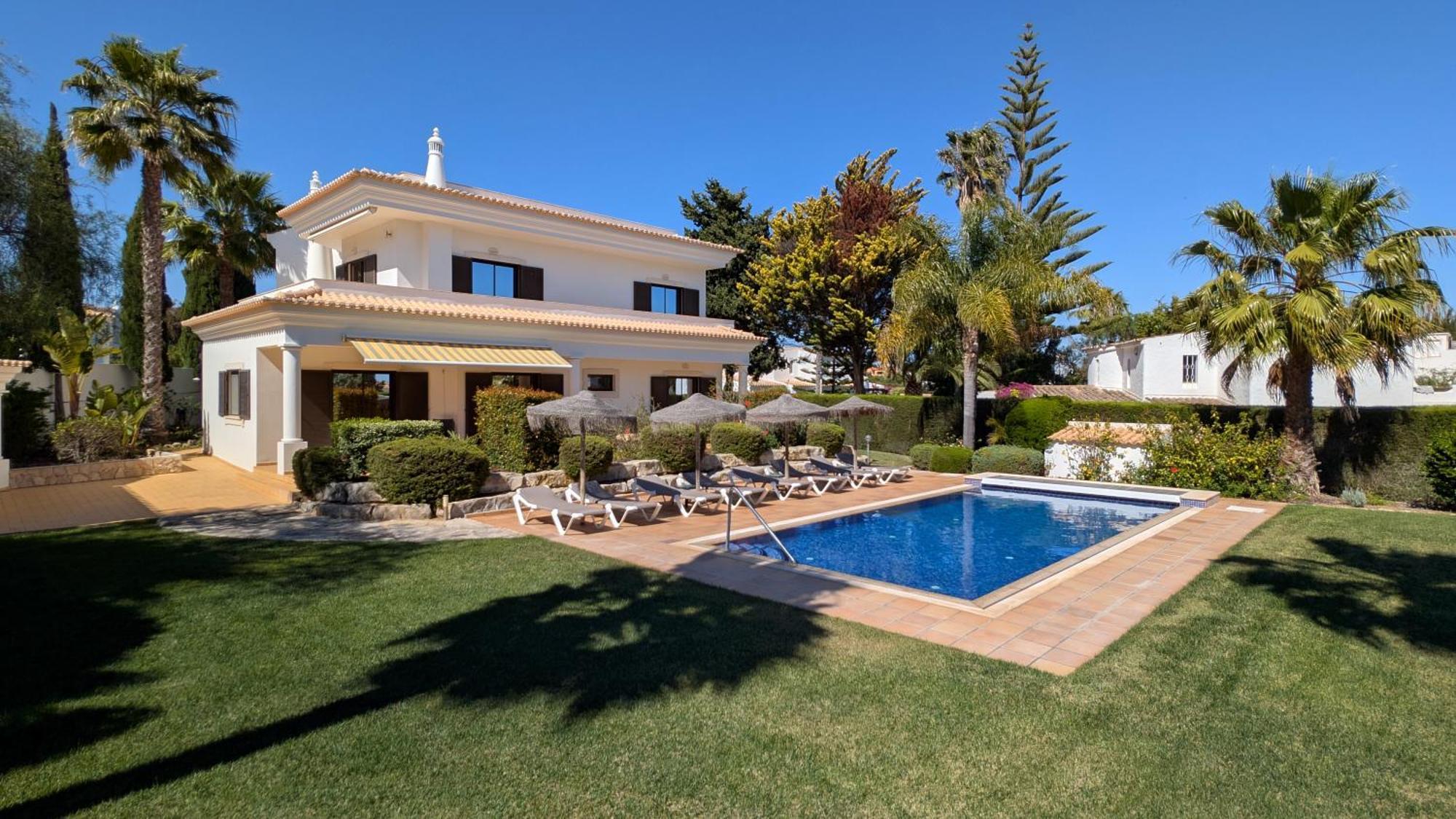 Casa Dos Pinheiros, Sesmarias, Albufeira Holiday home *