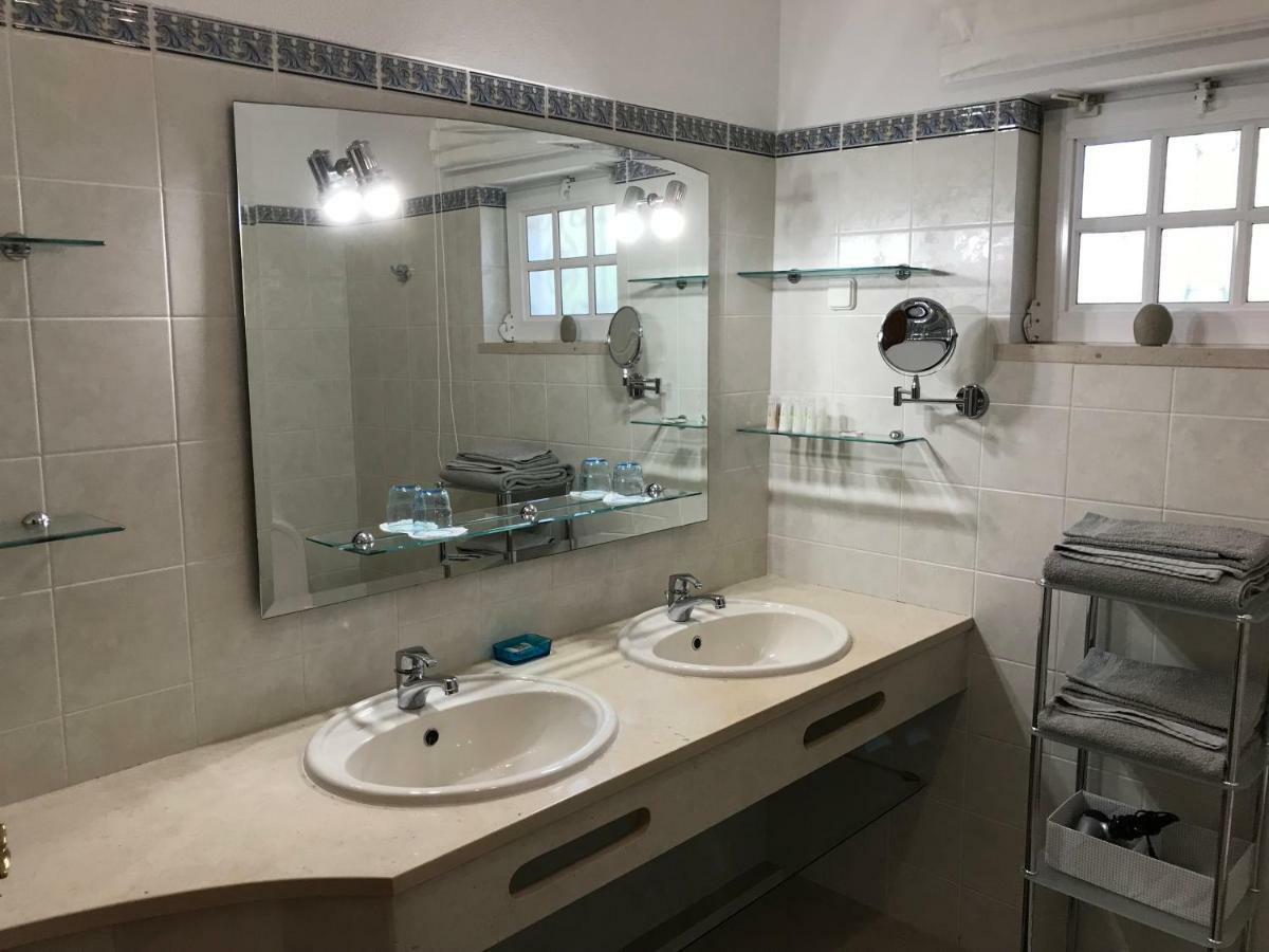 Villa Corniche, Privee, 4 Suites, Vue Mer, Piscine Au Sel, Chauffee Et Couverte Albufeira