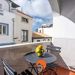 #162 Sumertime Flat By Home Holidays