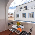 #162 Sumertime Flat By Home Holidays