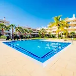 Sunny Condo- Pool & Free Parking Walk To Beach
