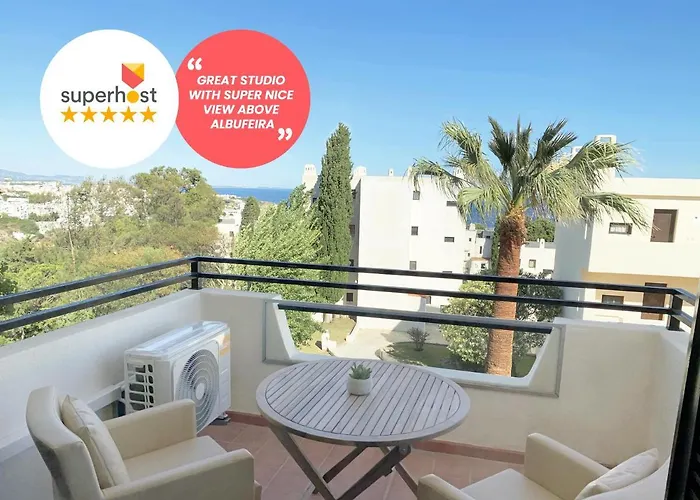 Seaview Studio - 10 Min. Beach, Private Condo, Pool, Grill & Free Parking
