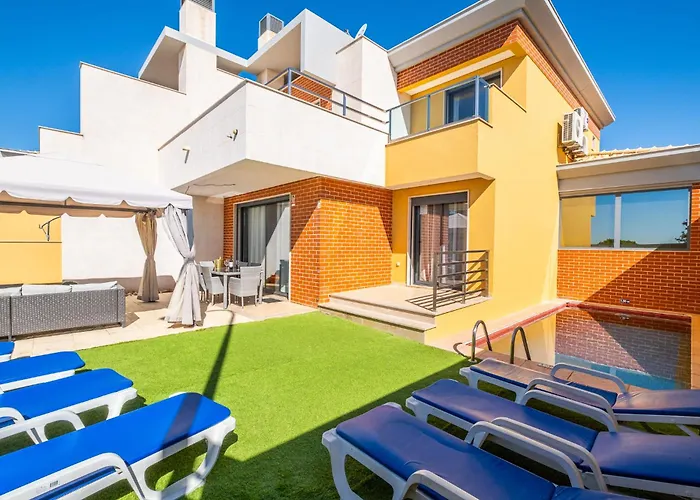 Cozy Villa With Pool And Barbecue