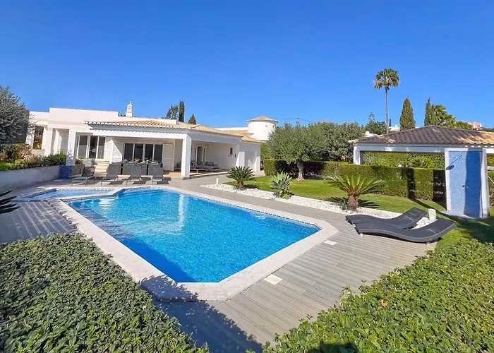 Beautiful 4-Bedroom Villa With Garden And Pool