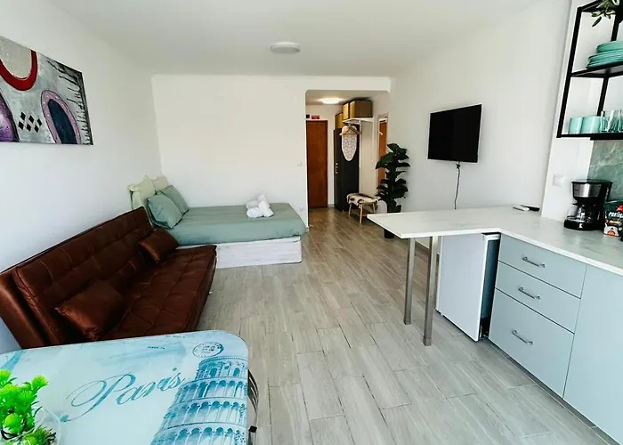 Well Located Studio Flat At Oura