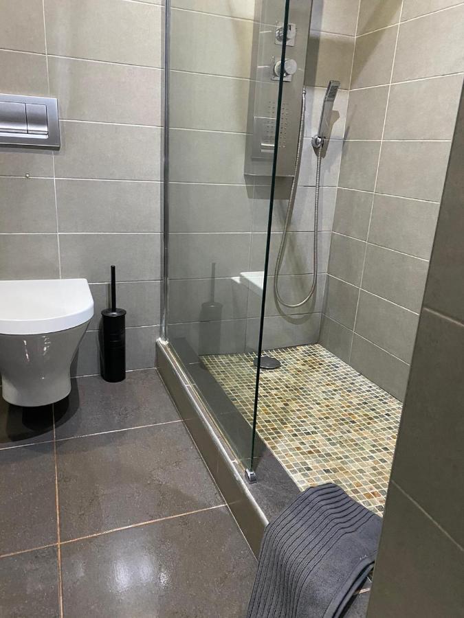Apartamento Deluxe In Old Town, 200m Walk To Beach, Pool Parking *