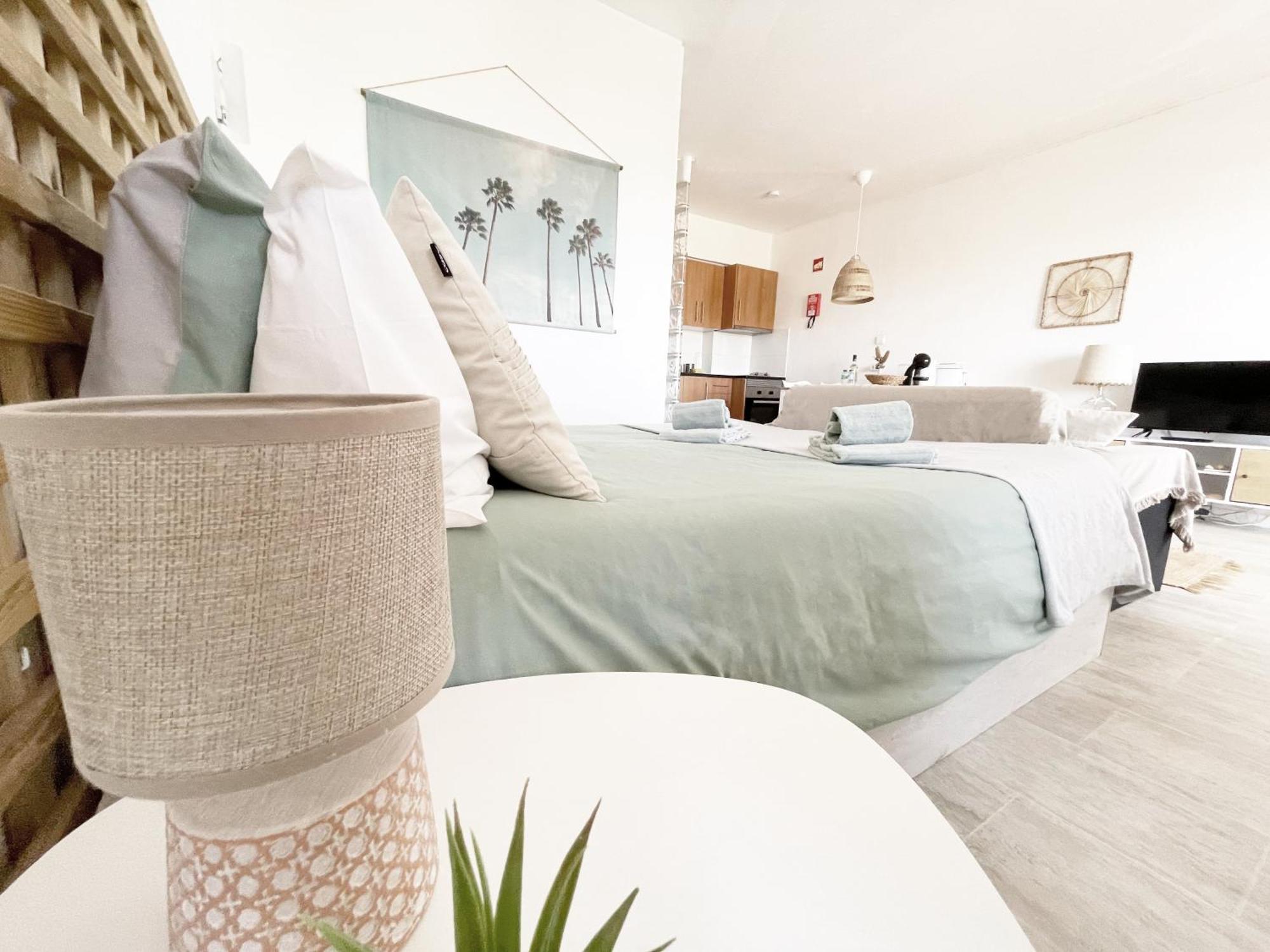 Seaview - 10 Min. Beach, Private Condo, Pool, Grill & Free Parking Apartment *