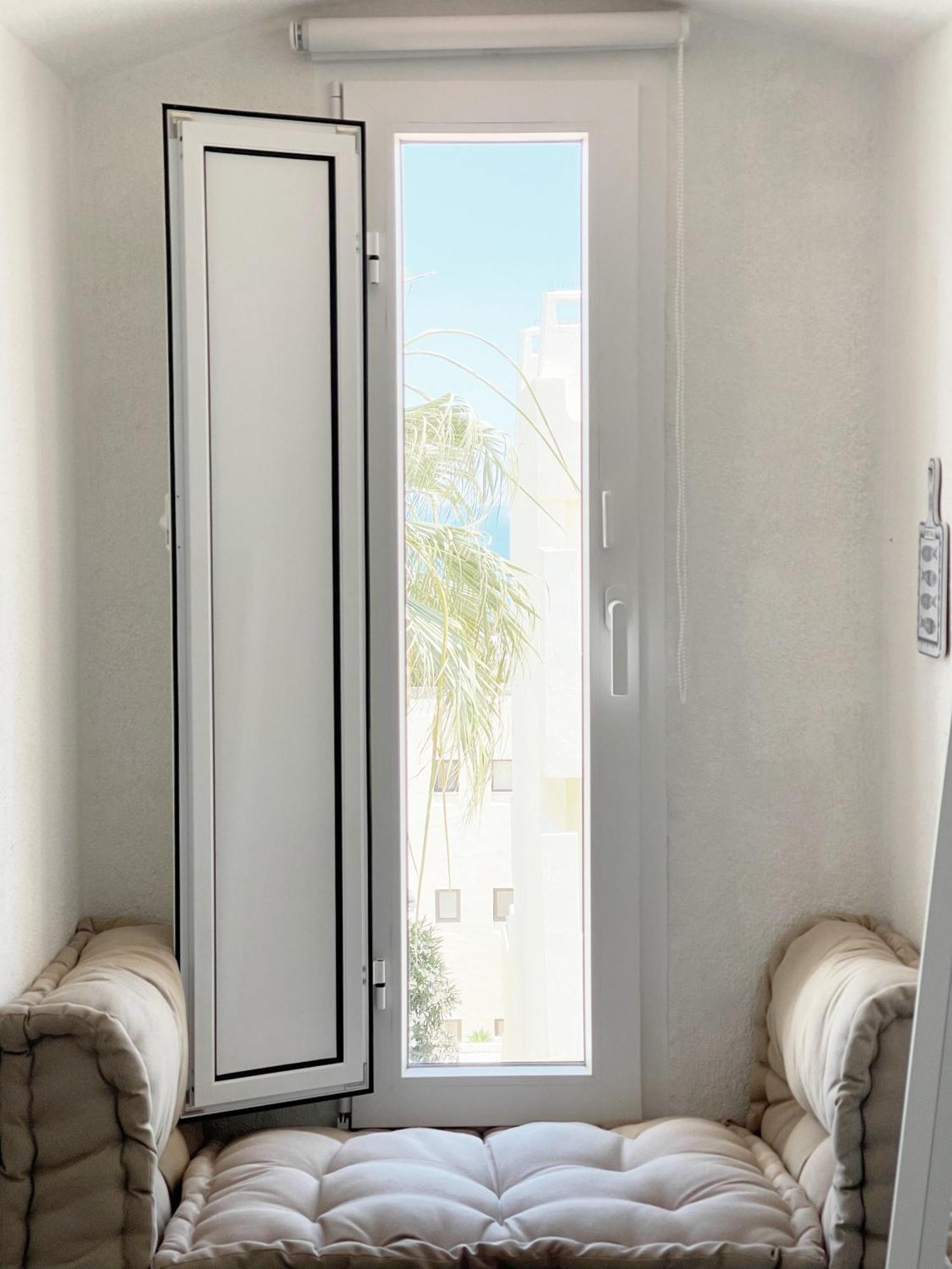 Seaview - 10 Min. Beach, Private Condo, Pool, Grill & Free Parking