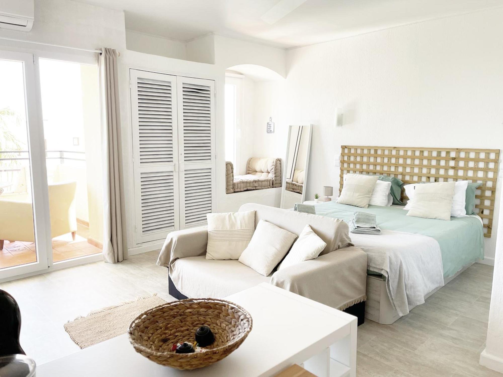 Apartment Seaview - 10 Min. Beach, Private Condo, Pool, Grill & Free Parking