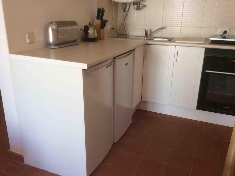 Air Conditioned 1 Bedroom Apt With Wi-fi & Patio. * Albufeira
