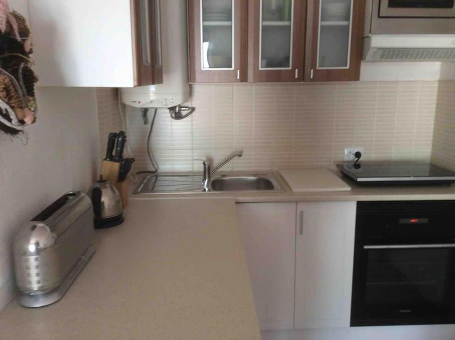 Air Conditioned 1 Bedroom Apt With Wi-fi & Patio. Apartment Albufeira