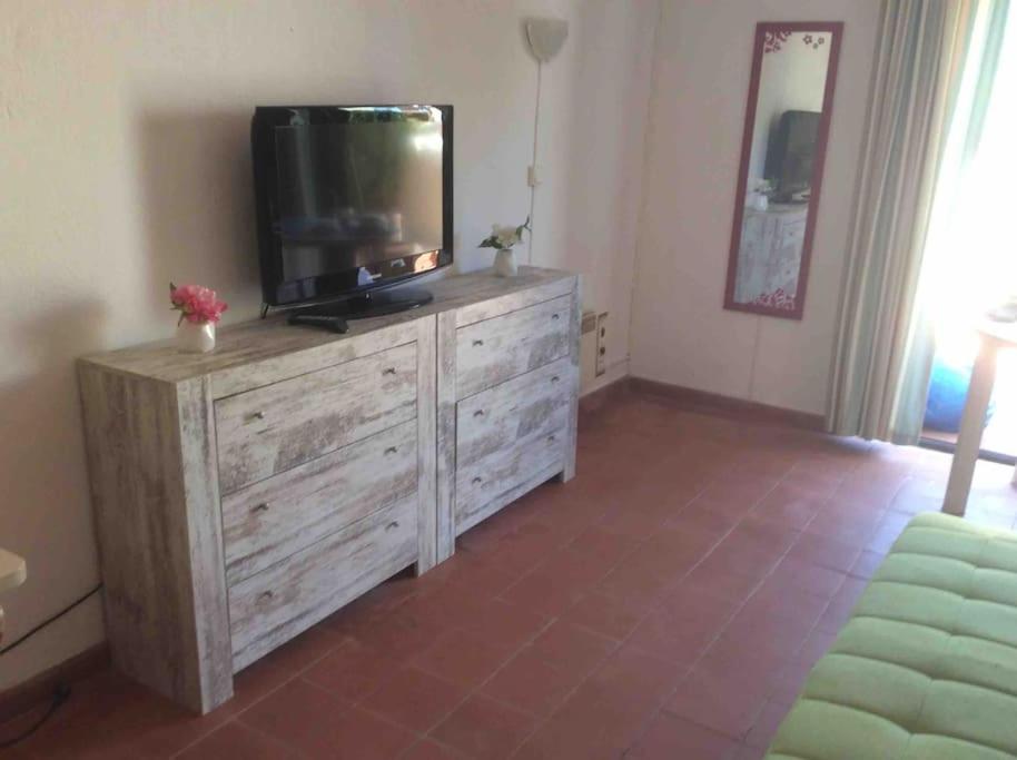 Apartment Air Conditioned 1 Bedroom Apt With Wi-fi & Patio. *
