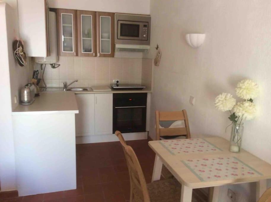 Air Conditioned 1 Bedroom Apt With Wi-fi & Patio. * Albufeira