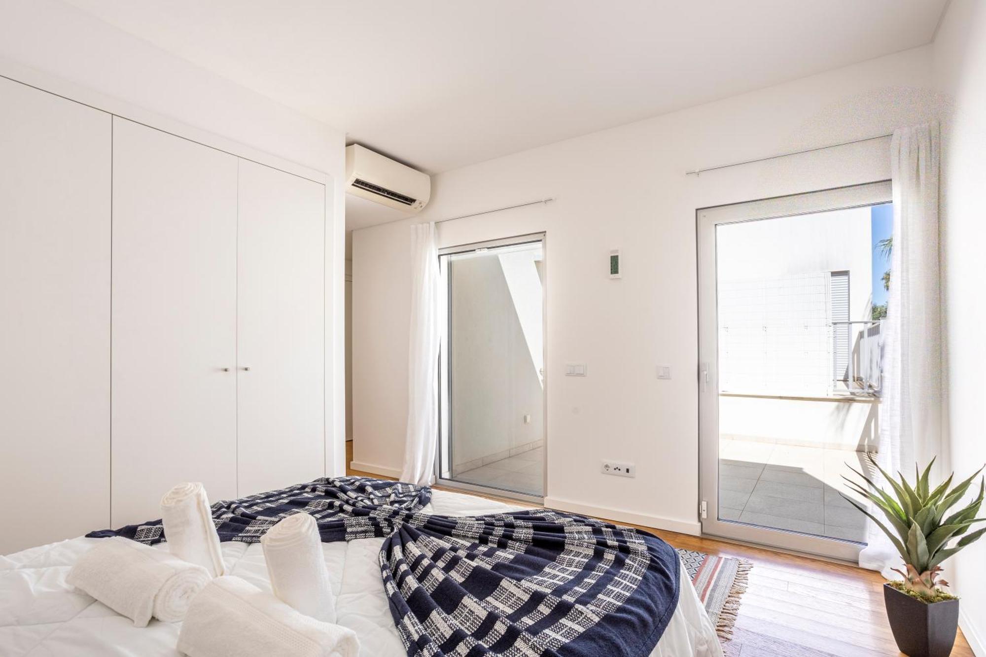 Stylish 3-bedroom Haven With A Private Pool Vakantiehuis *