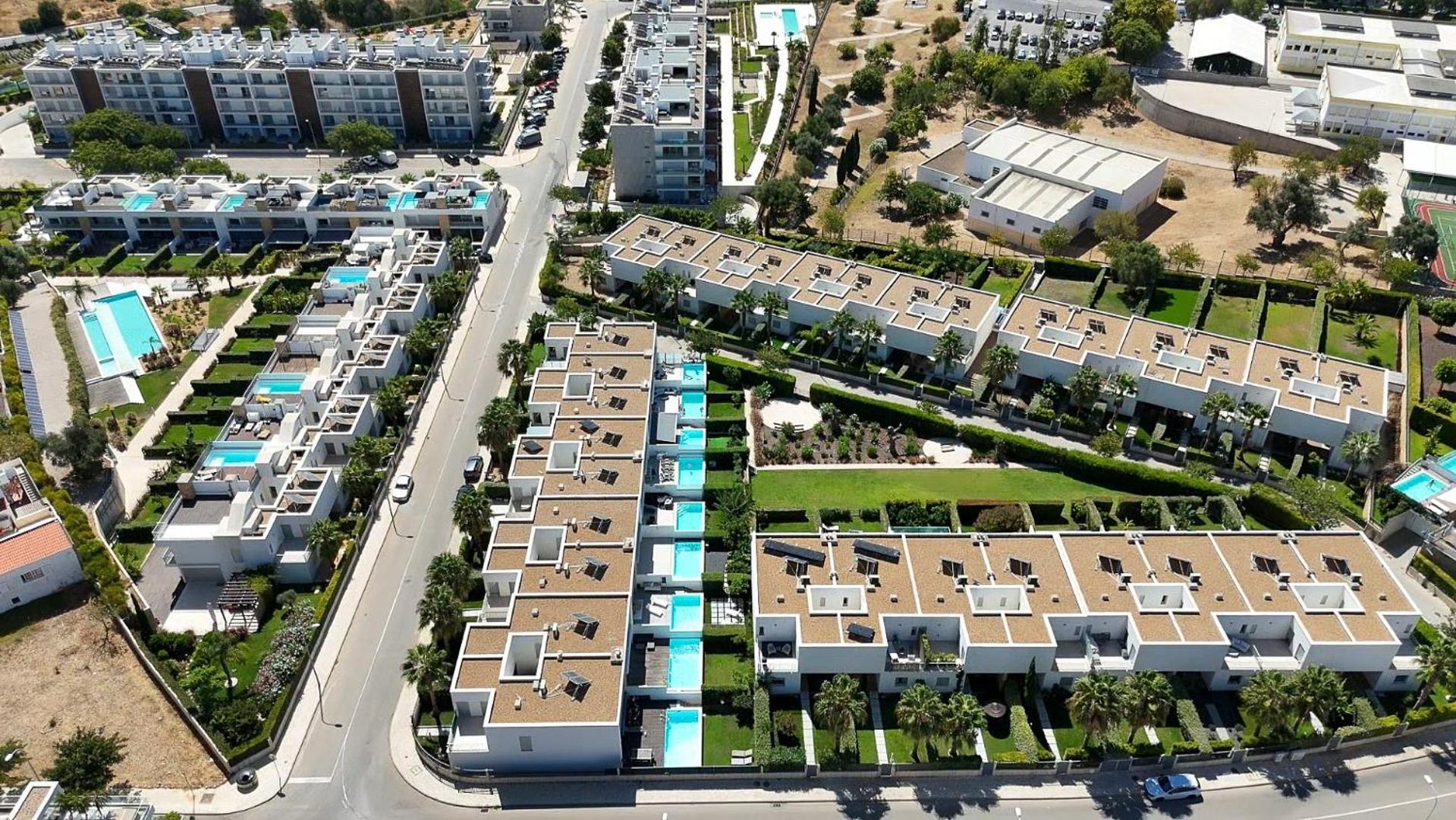 Stylish 3-bedroom Haven With A Private Pool Vakantiehuis *