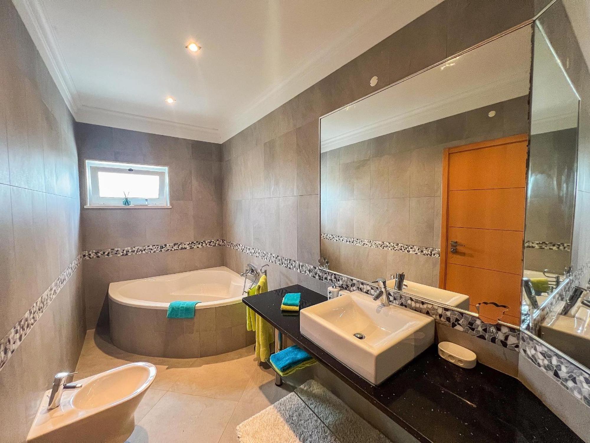 Beautiful 4-bedroom With Garden And Pool