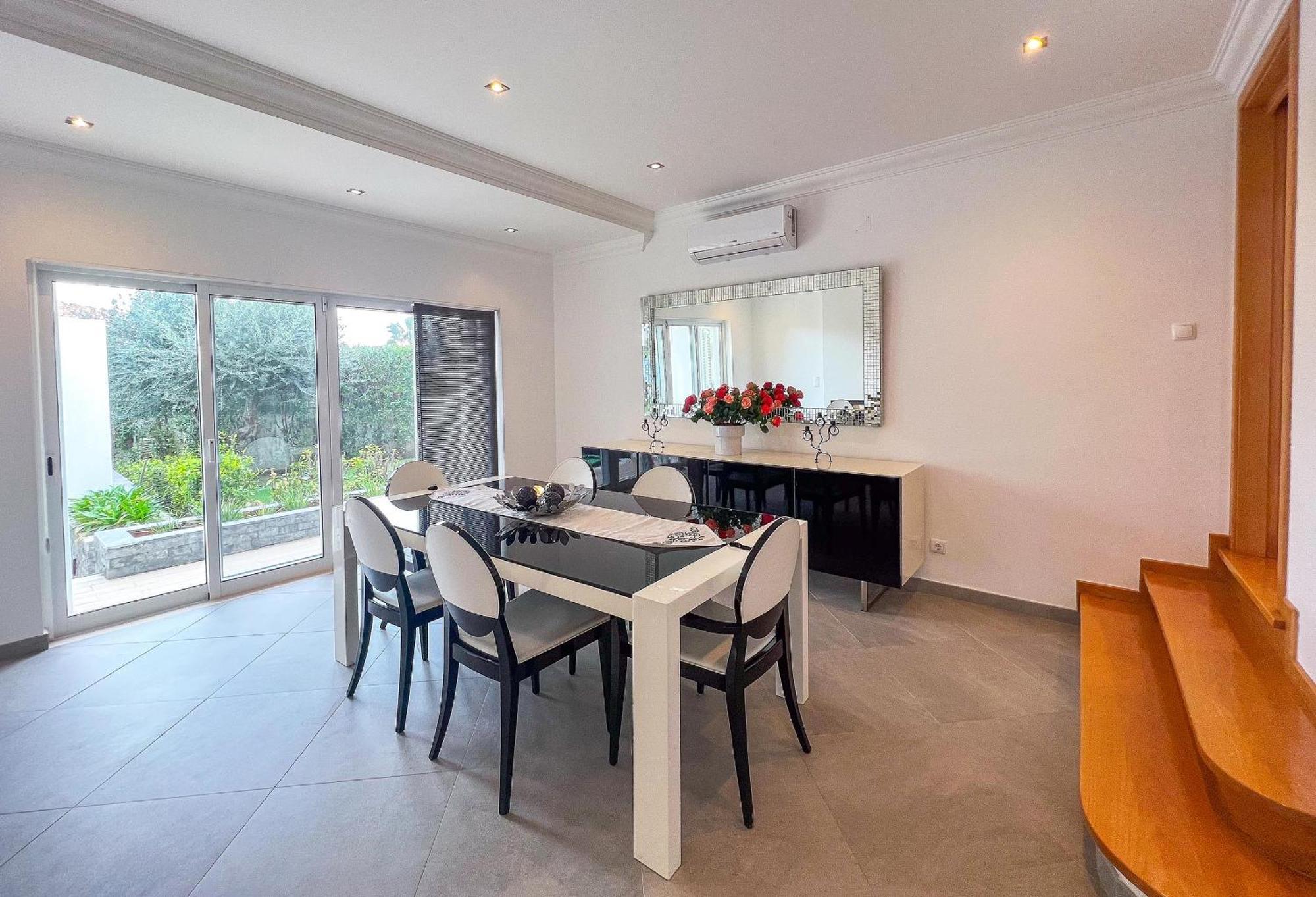 Beautiful 4-bedroom With Garden And Pool *