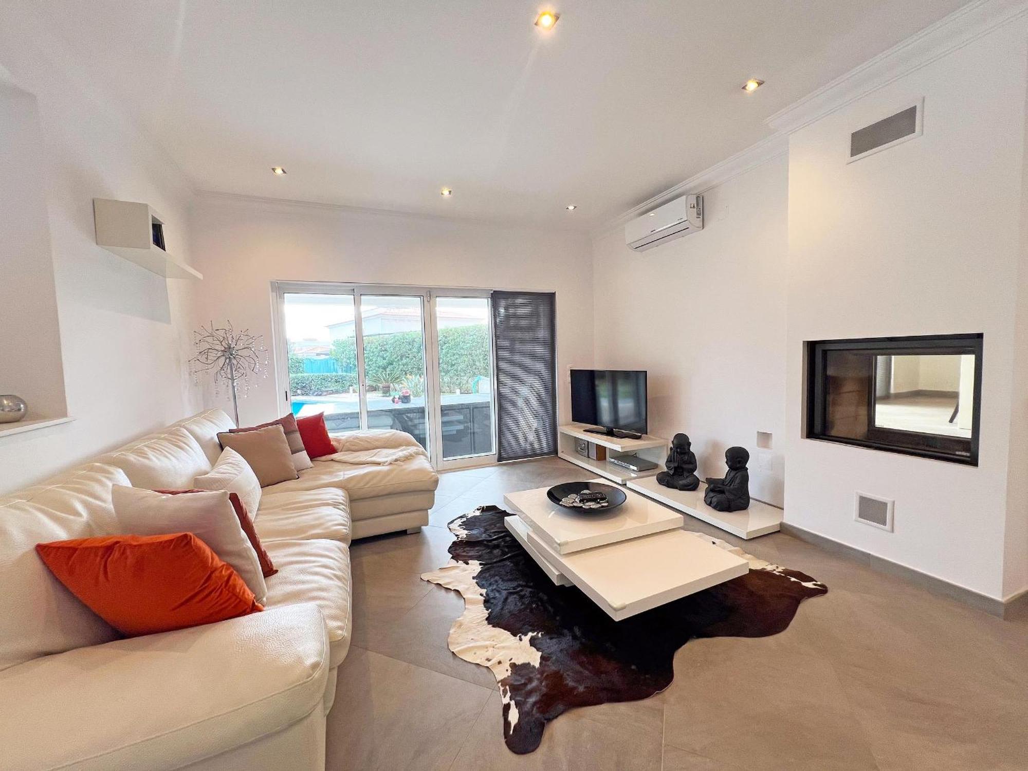 Beautiful 4-bedroom With Garden And Pool Villa
