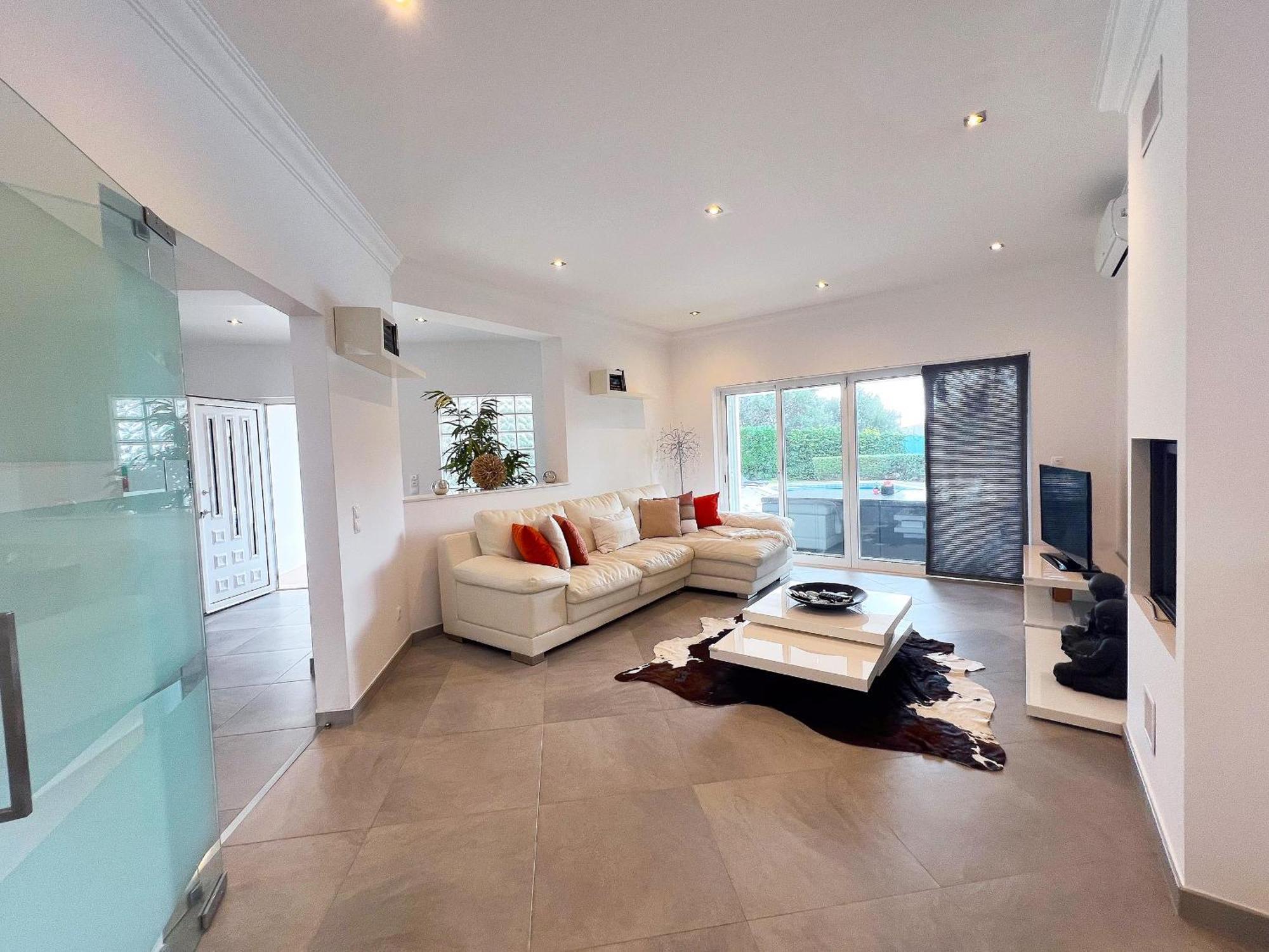 Beautiful 4-bedroom With Garden And Pool Villa