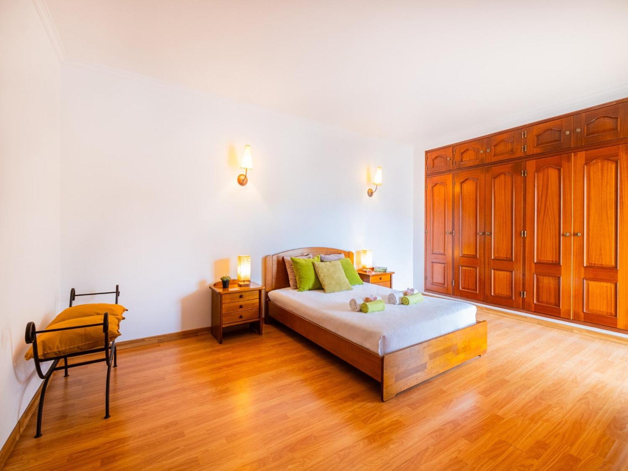 With Heatable Pool, 4 Bedrooms Albufeira