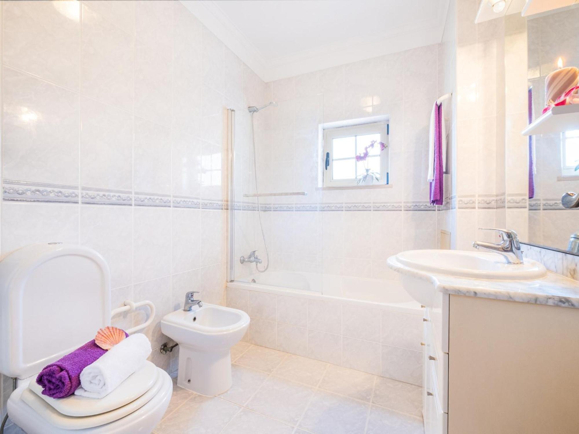 With Heatable Pool, 4 Bedrooms Albufeira