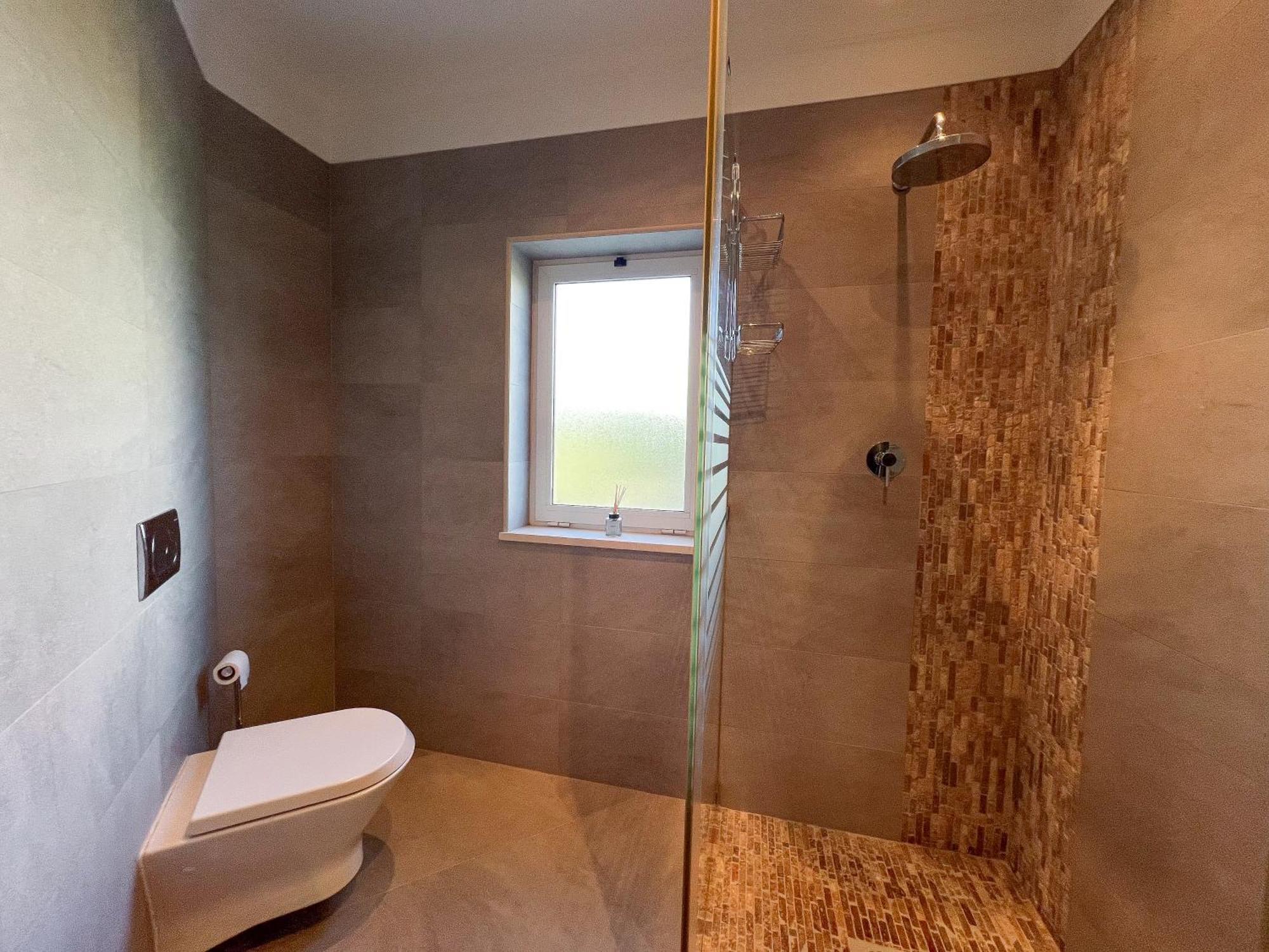 Beautiful 4-bedroom With Garden And Pool *