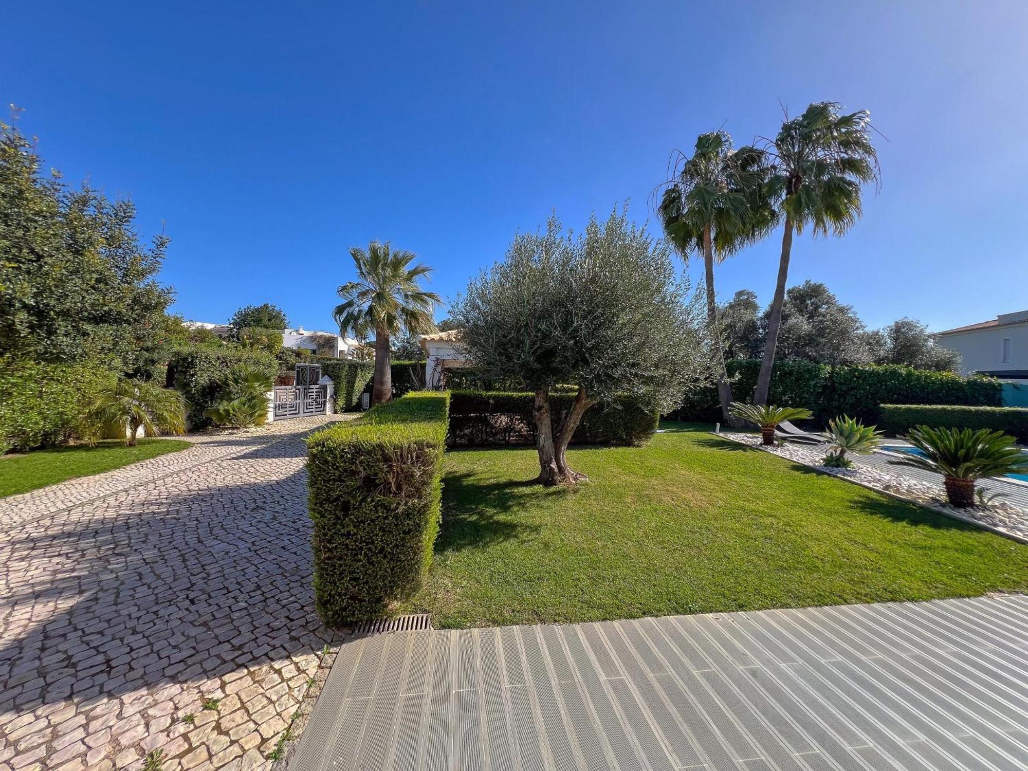 Beautiful 4-bedroom With Garden And Pool Villa Albufeira