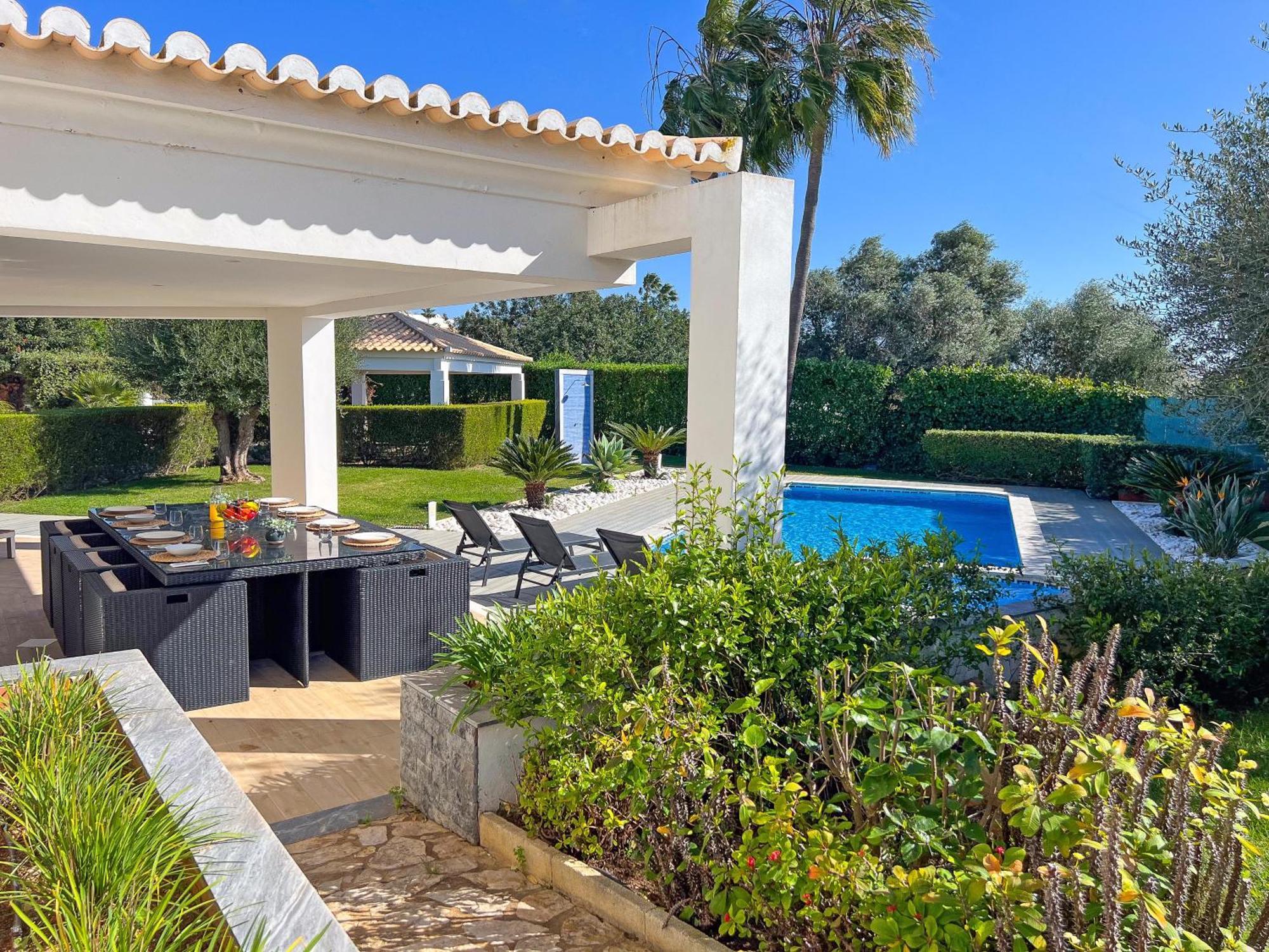 Beautiful 4-bedroom With Garden And Pool Villa *