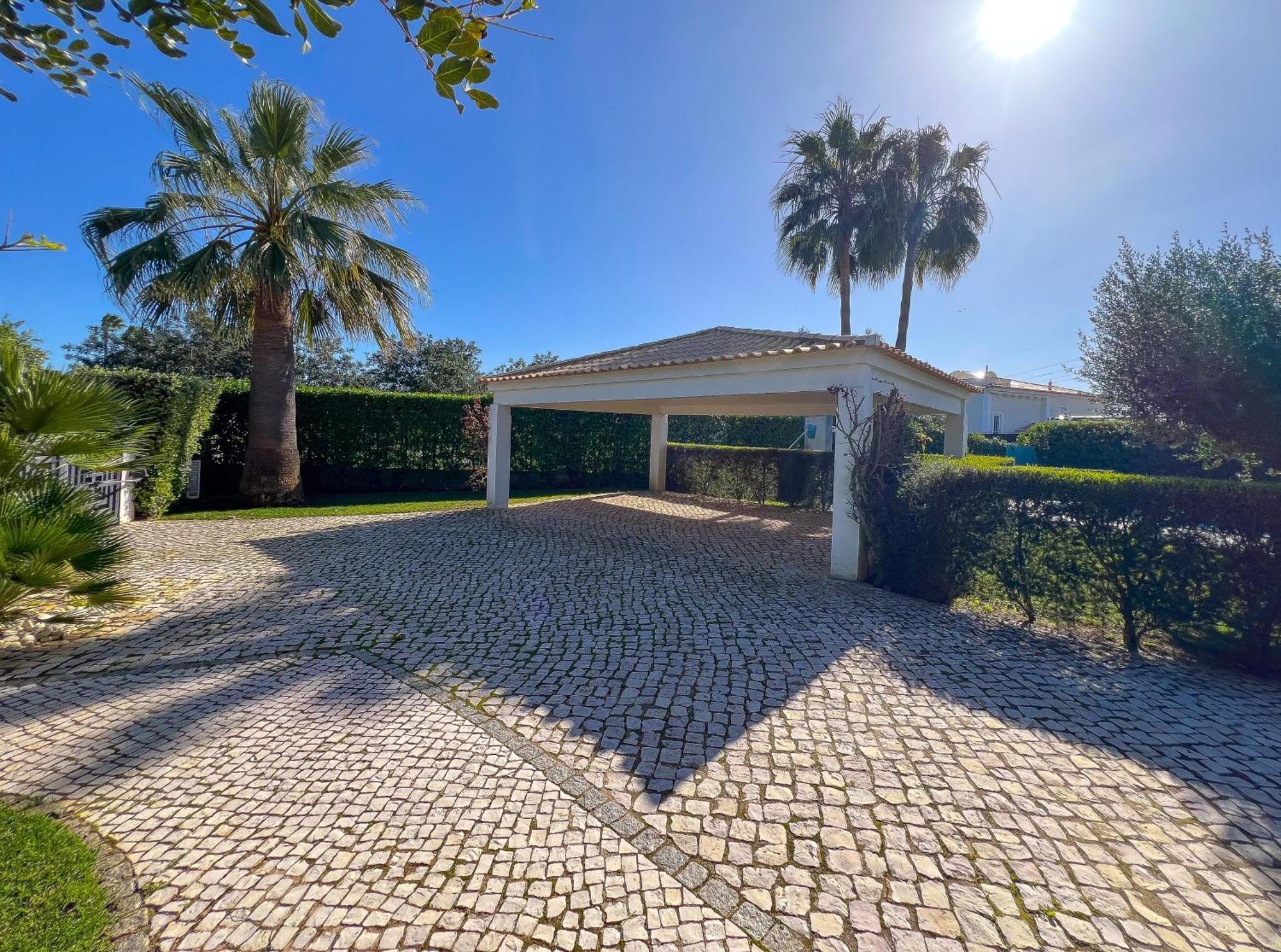 Villa Beautiful 4-bedroom With Garden And Pool *