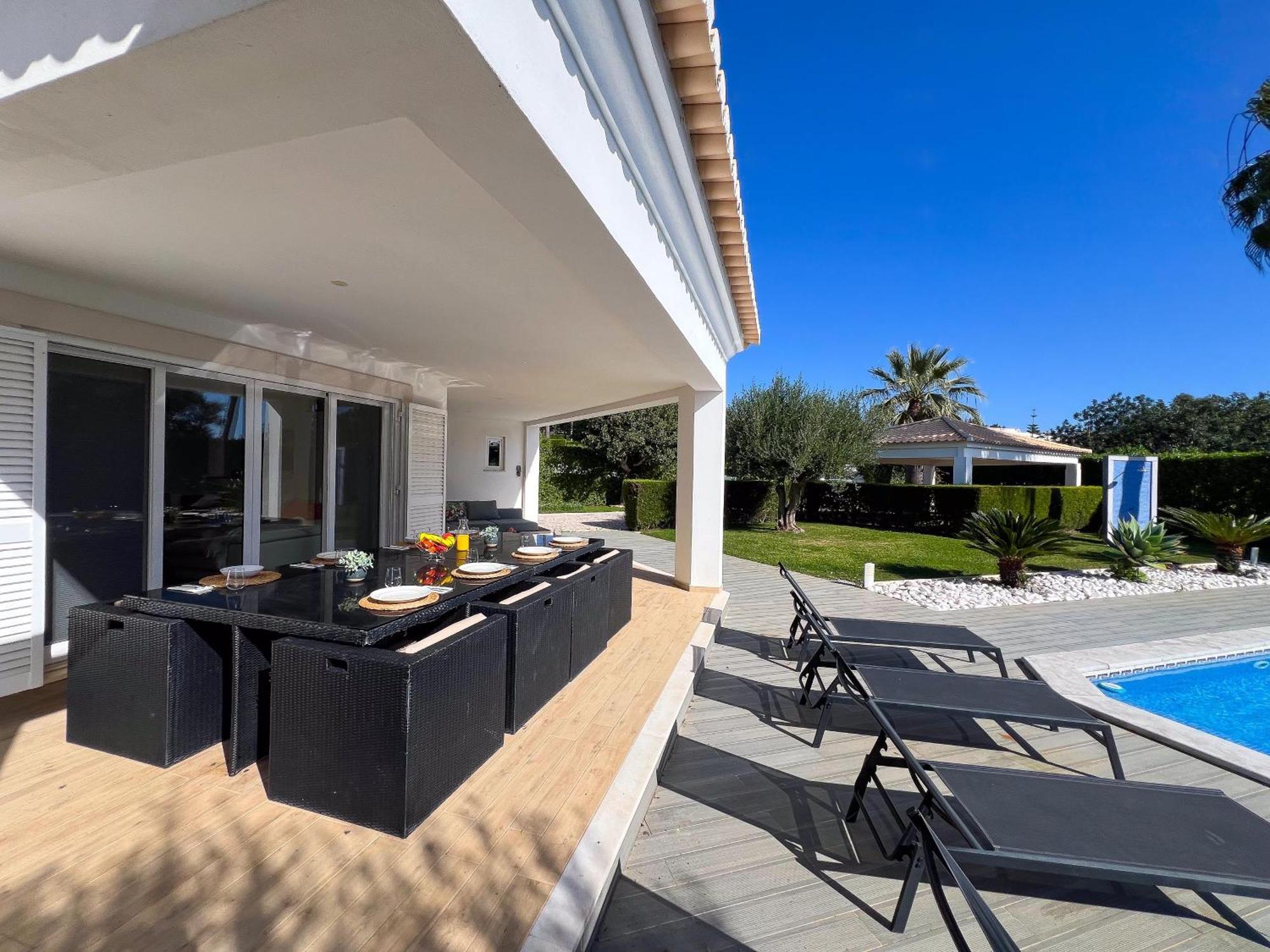Beautiful 4-bedroom With Garden And Pool Albufeira