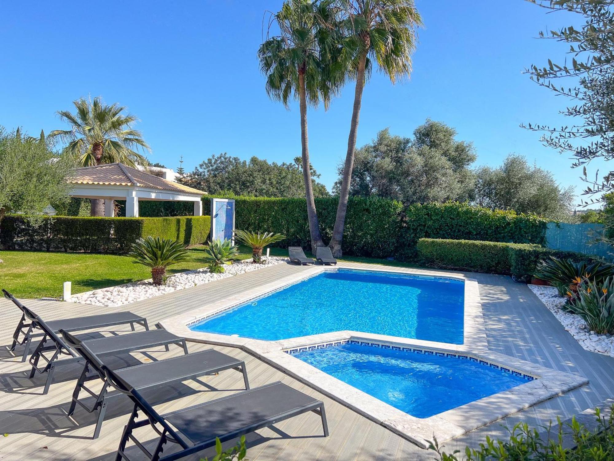 Beautiful 4-bedroom With Garden And Pool Albufeira