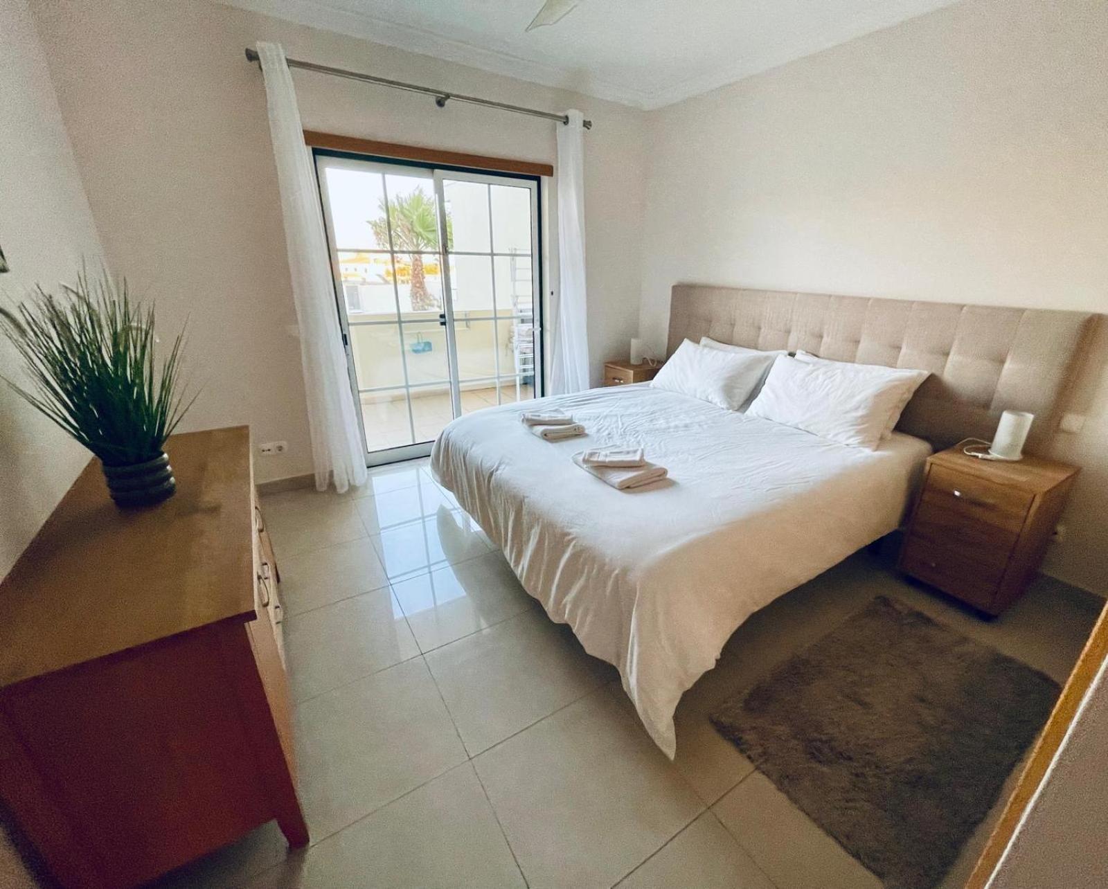 Sunny Condo- Pool & Free Parking Walk To * Albufeira